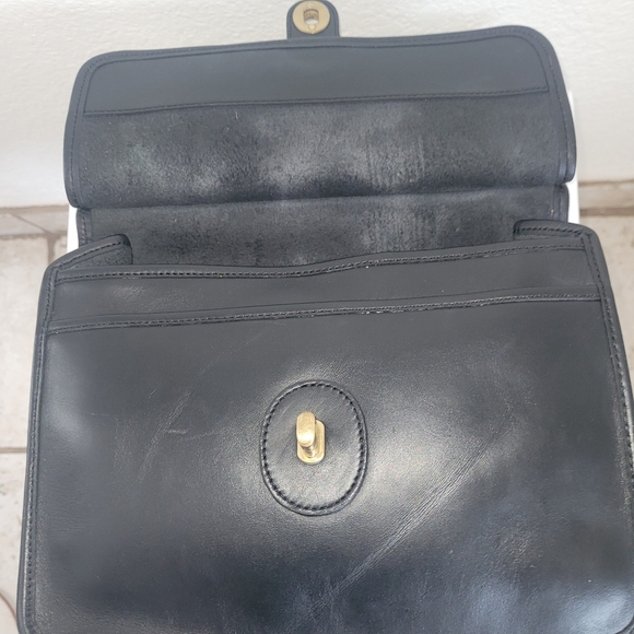 SOLD! Vintage Coach Black 2 Way Shoulder Bag Handbag Brass Hardware Turnlock - Picture 4 of 16